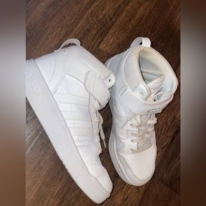 Women’s size 8 adidas cloud foam basketball shoes. Good condition.